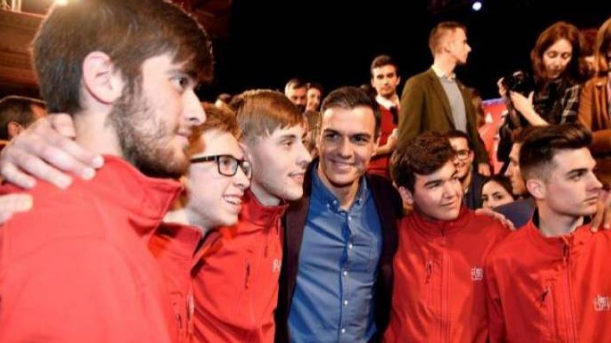 Sánchez, en un mitin, rodeado de jòvenes.