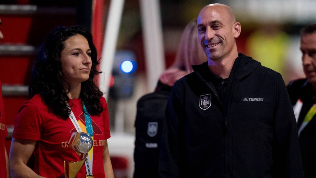 Luis Rubiales, junto a la capitana de la selección, Ivana Andrés, en la llegada del equipo a Madrid.