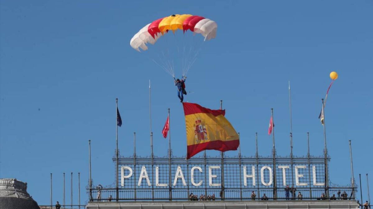 María del Carmen Gómez Hurtado salta con la bandera de España el 12 de Octubre