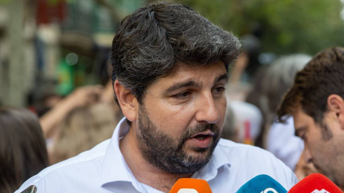 El presidente de Murcia, Fernando López Miras, atiende a los medios de comunicación.
