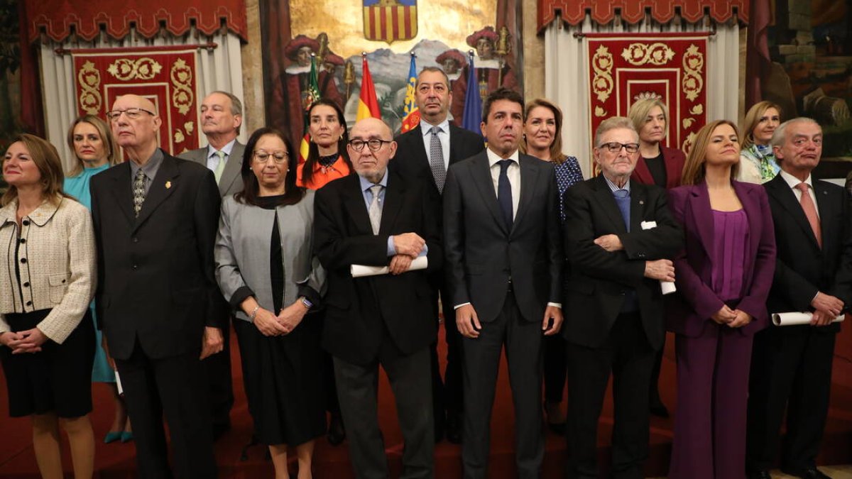 El presidente con los premiados, consellers y delegada del Gobierno.