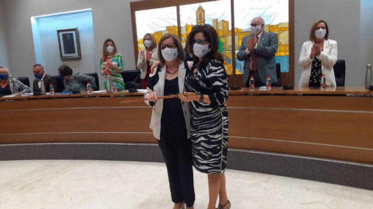 Maria Josep Amigó (Comporomís) cede la alcaldía a Lola Navarro (PSOE) en Carlet