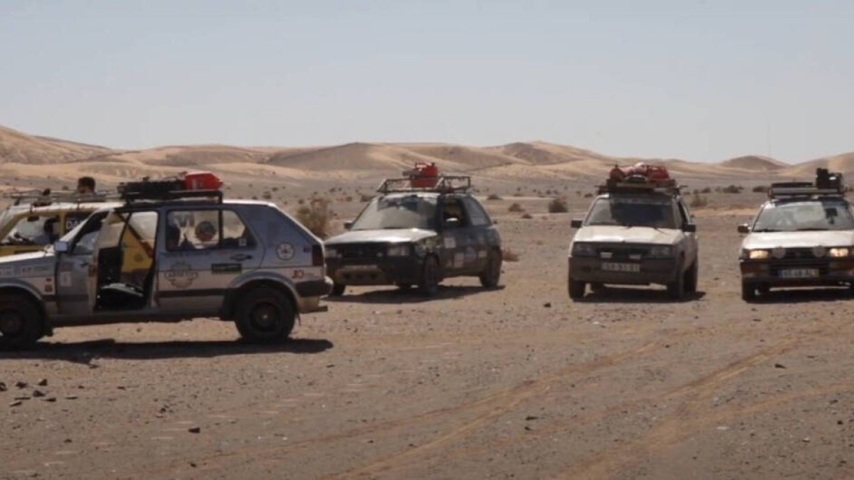 Estudiantes valencianos cruzan el desierto para entregar material escolar