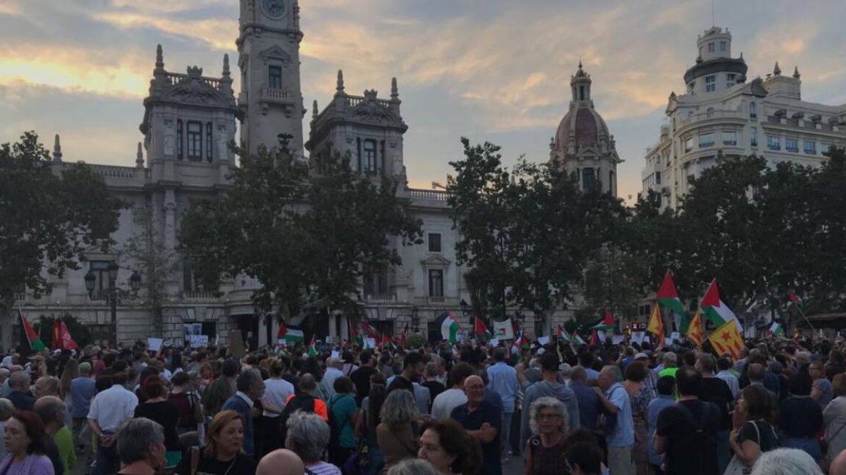 Manifestantes en la puerta del Ayuntamiento de Valencia