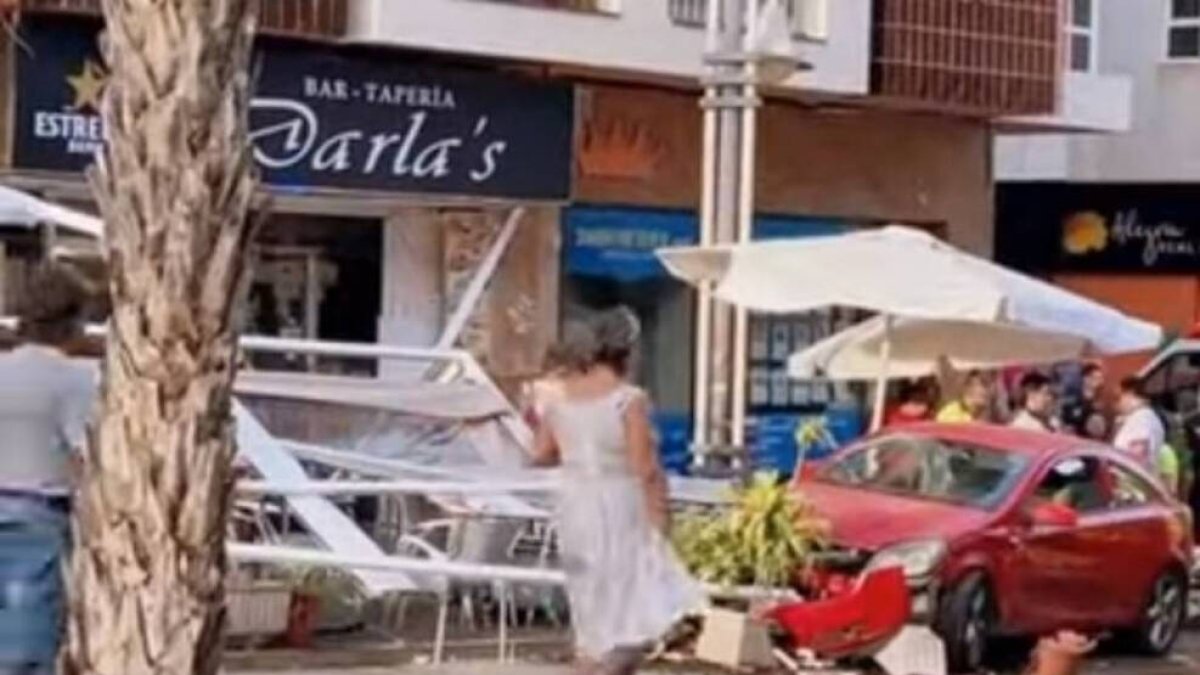 Imagen del vídeo del vehículo accidentado en la terraza del bar en Torrevieja.