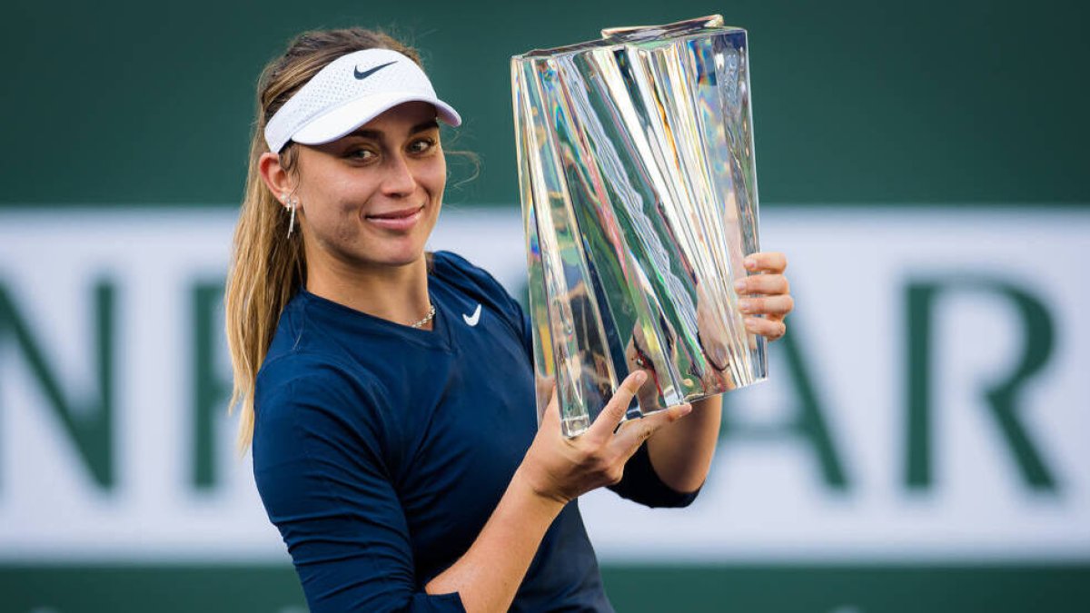 Paula Badosa, con el trofeo de ganadora de Indian Wells.