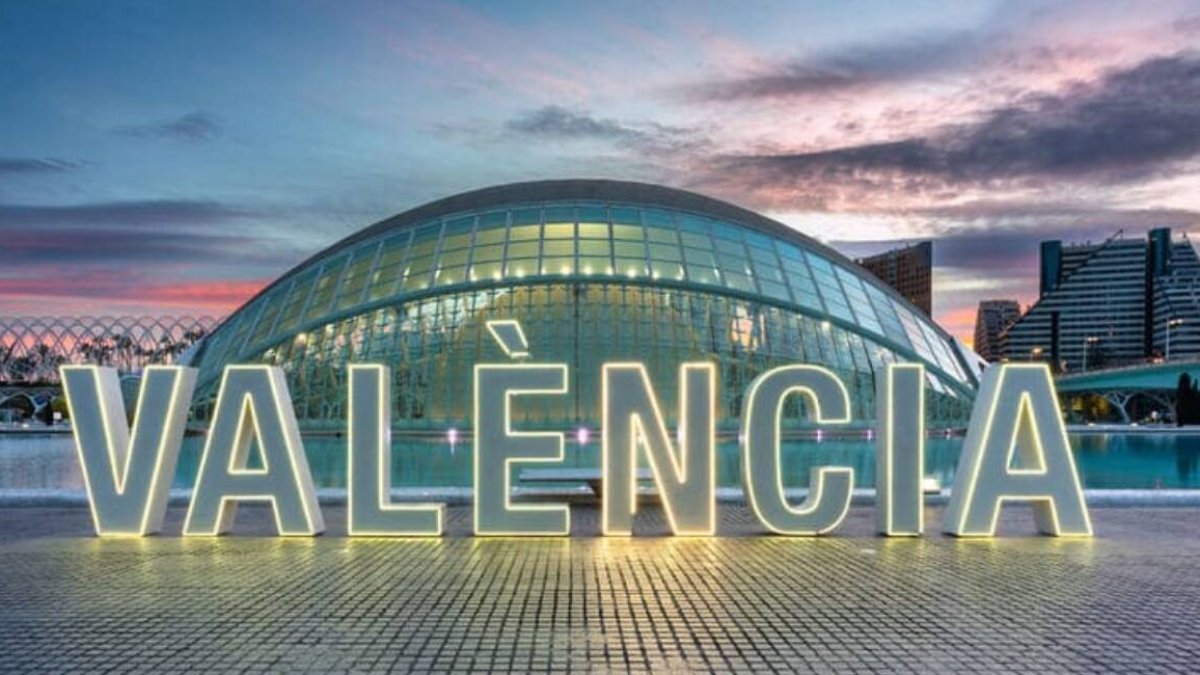 Letrero Ciudad de las Artes y las Ciencias con el nombre actual de la ciudad.