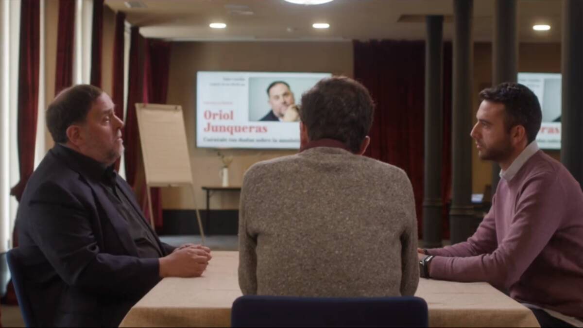 Oriol Junqueras y el militante del PSOE Samuel Chamizo durante su