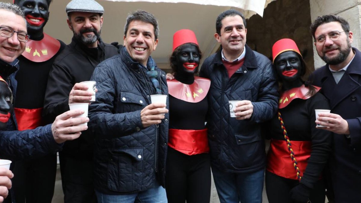Mazón junto a los tradicionales pajes de Alcoy durante su visita al Campamento Real