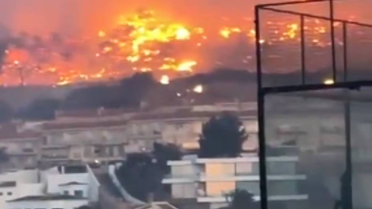 El fuerte viento ha provocado que el incendio se extendiera rápidamente.
