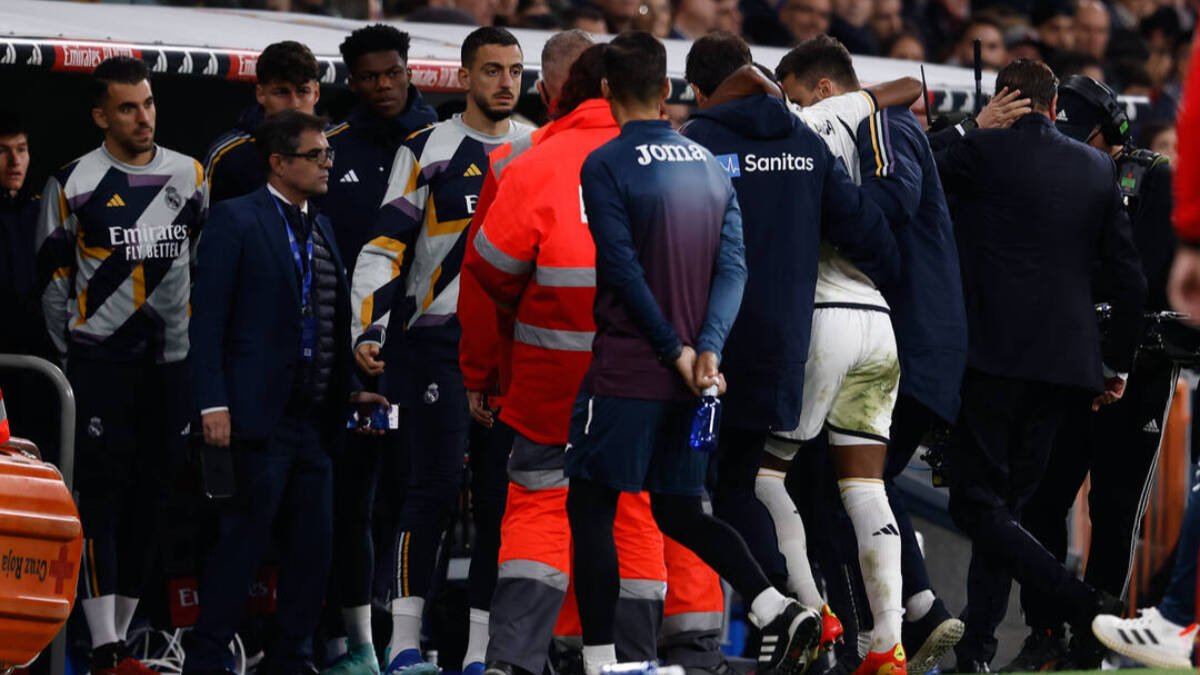 David Alaba es retirado con la ayuda del equipo médico del Bernabéu.