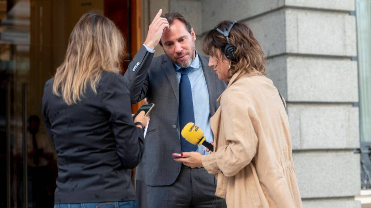 Óscar Puente, junto a dos periodistas, este miércoles a la entrada al Congreso.