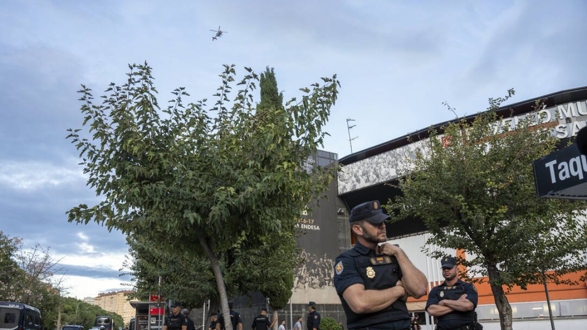 Agentes de la policía en las inmediaciones de la Fonteta.