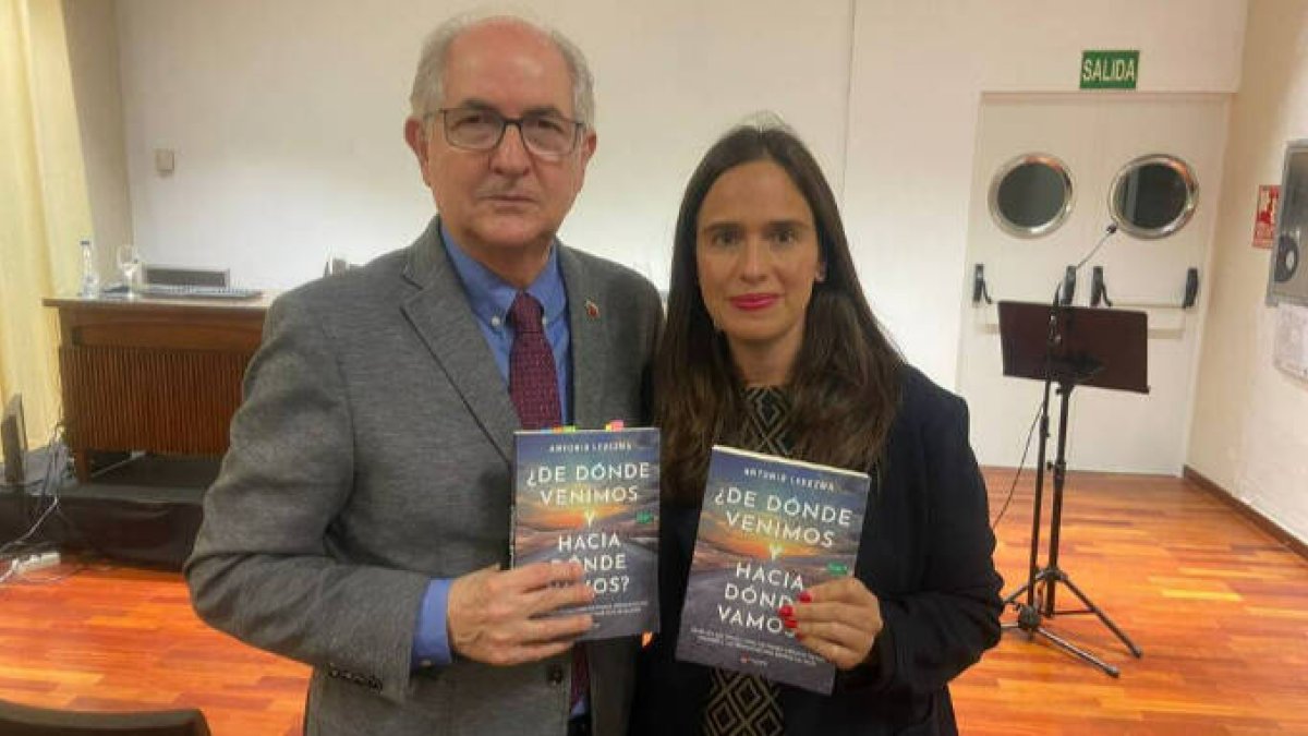 El exalcalde de Venezuela, Antonio Ledezma, junto a la diputada del PP en el Congreso de los Diputados, Belén Hoyo