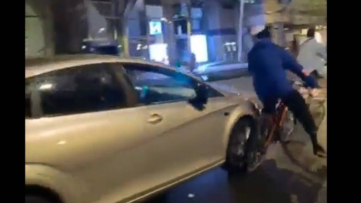 Momento en el que el conductor embiste a uno de los ciclistas de la marcha en apoyo a Palestina en Madrid.