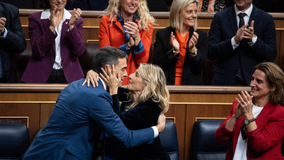 La vicepresidenta segunda y ministra de Trabajo y Economía Social en funciones, Yolanda Díaz, saluda al recién nombrado presidente del Gobierno, Pedro Sánchez