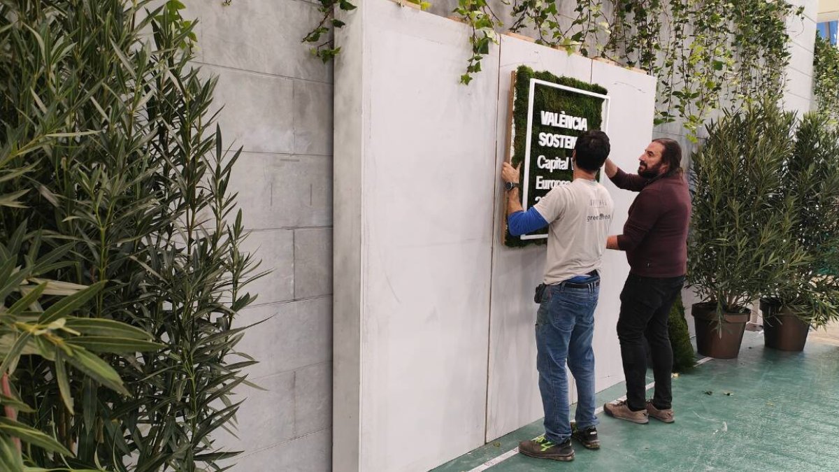 Instalación del mural de la Capitalidad Verde Europea en el Palau de la Música