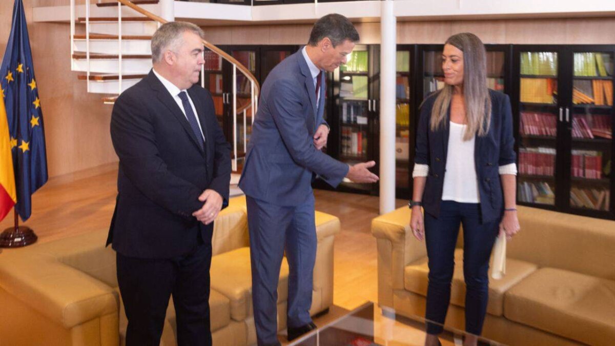 Santos Cerdan y Pedro Sánchez junto a Miriam Nogueras, portavoz de Junts en el Congreso