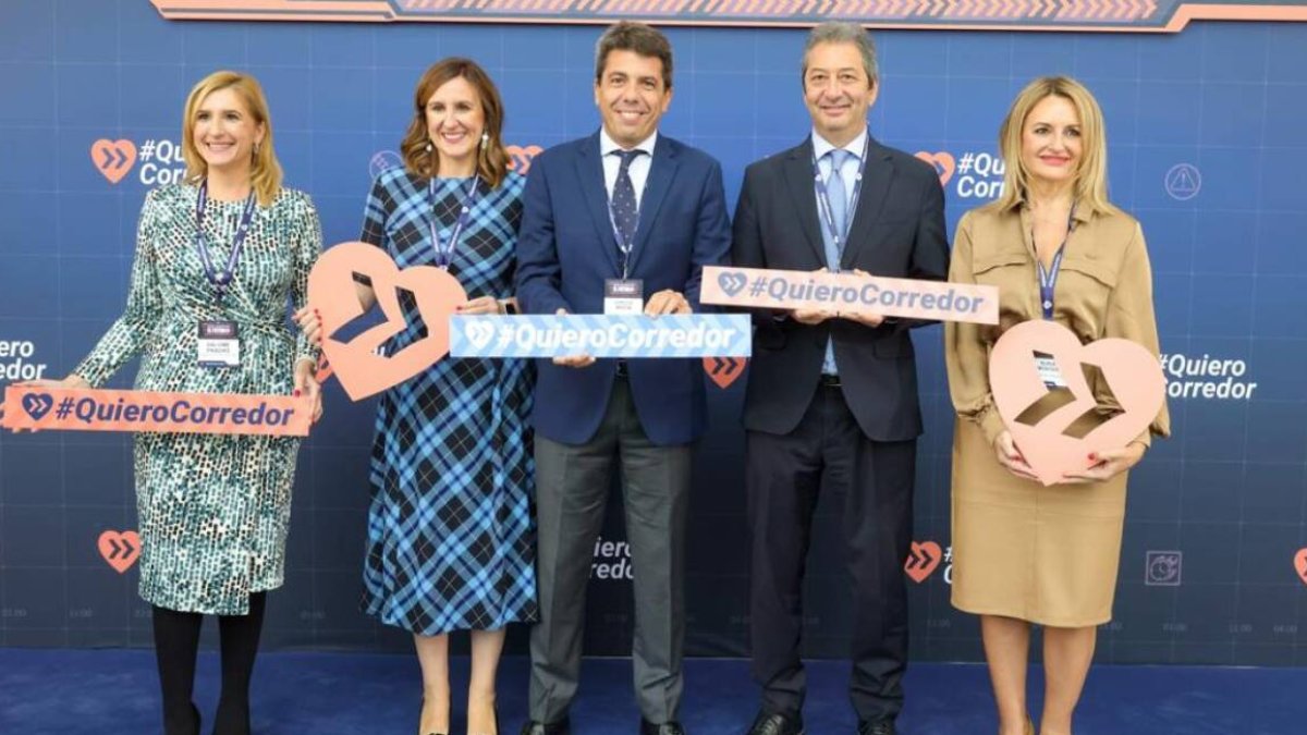 La alcaldesa de Valencia, María José Catalá, el president de la Generalitat, Carlos Mazón, el vicepresident de la Generalitat, Vicente Barrera, la consellera de Territorio, Salomé Pradas y la consellera de Turismo, Núria Montes, en el acto #QuieroCorredor