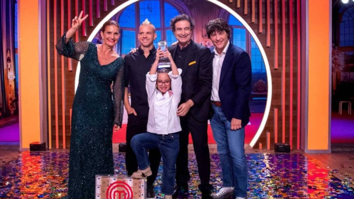Loreto con el título de ganadora junto al jurado. Fuente: RTVE