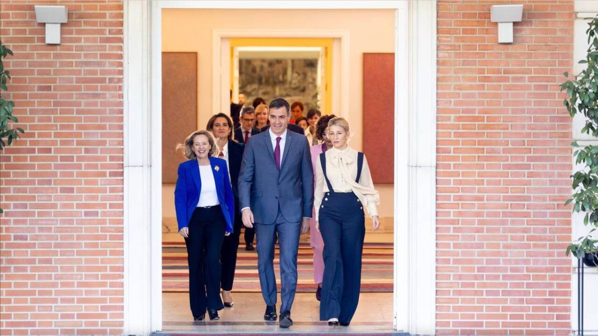 Pedro Sánchez junto a sus nuevos ministros y ministras del Gobierno