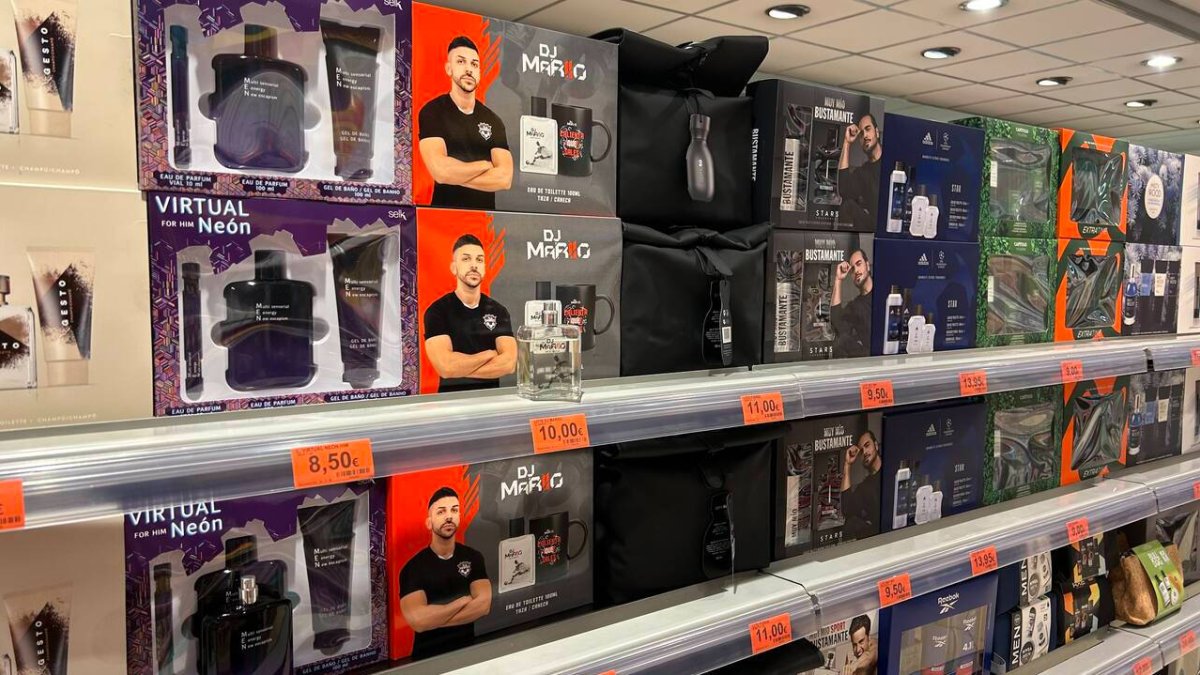 Estantería de la sección de Perfumería de Mercadona