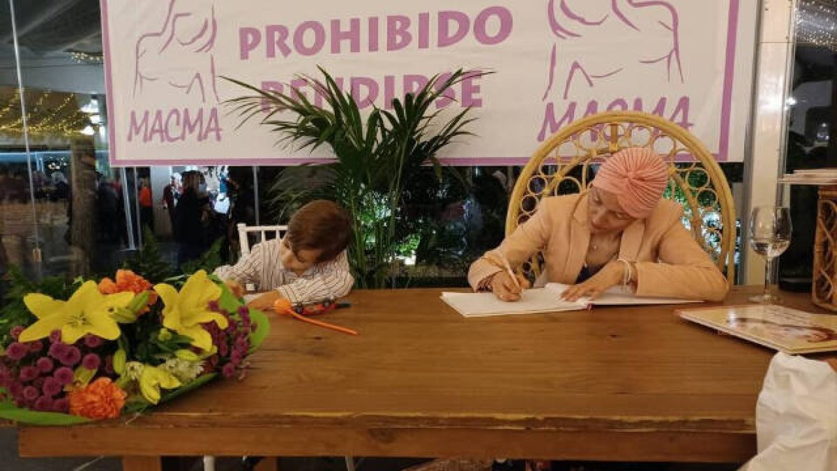 Olga Avellán y su hijo Alejandro, Andi en el cuento ilustrado que presentó este viernes en Aspe