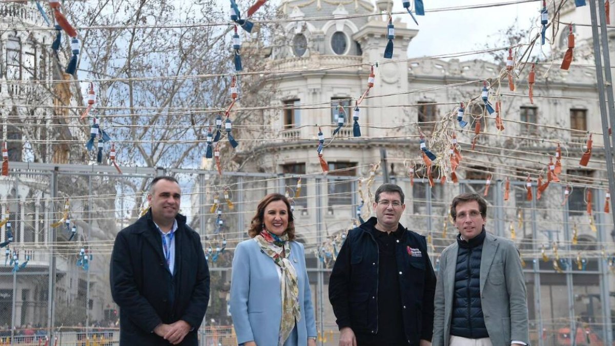 María José Catalá y José Luis Martínez-Almeida visitan el montaje de la mascletà por la pirotecnia Alpujarreña