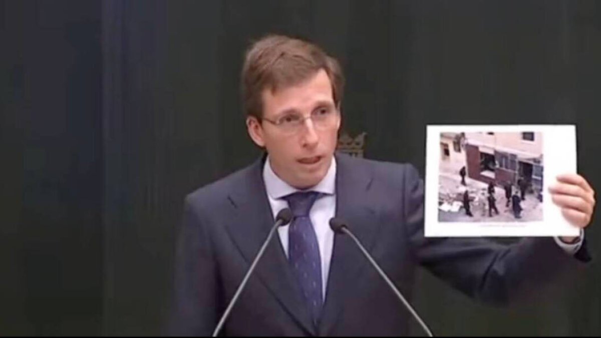 Almeida muestra sedes del PSOE atacadas por radicales abertzales