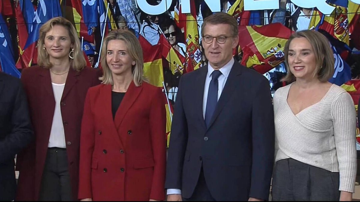 Alberto Núñez Feijóo junto a su nuevo equipo del PP