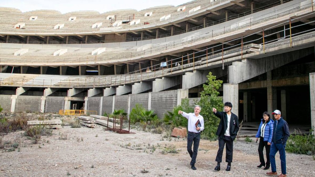 La presidenta del Valencia, Layhoon Chan, visita las obras del Nou Mestalla