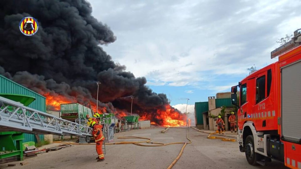 Incendio en la planta de reciclaje de San Antonio de Requena