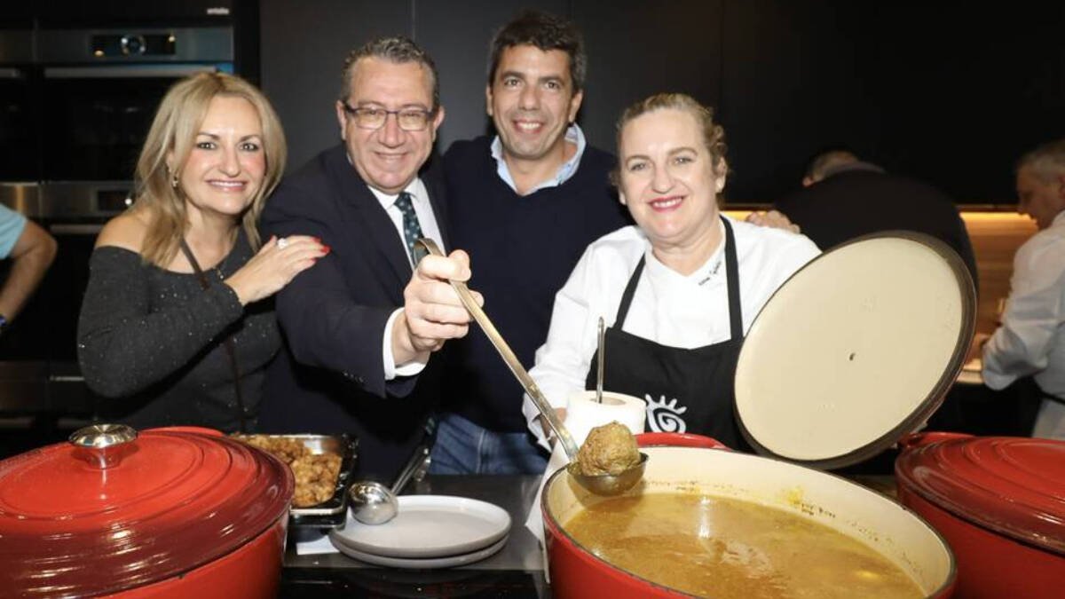 La consellera de Turismo, Nuria Montes, el presidente de la Diputación de Alicante, Toni Pérez, y el presidente de la Generalitat , Carlos Mazón, en Fitur.