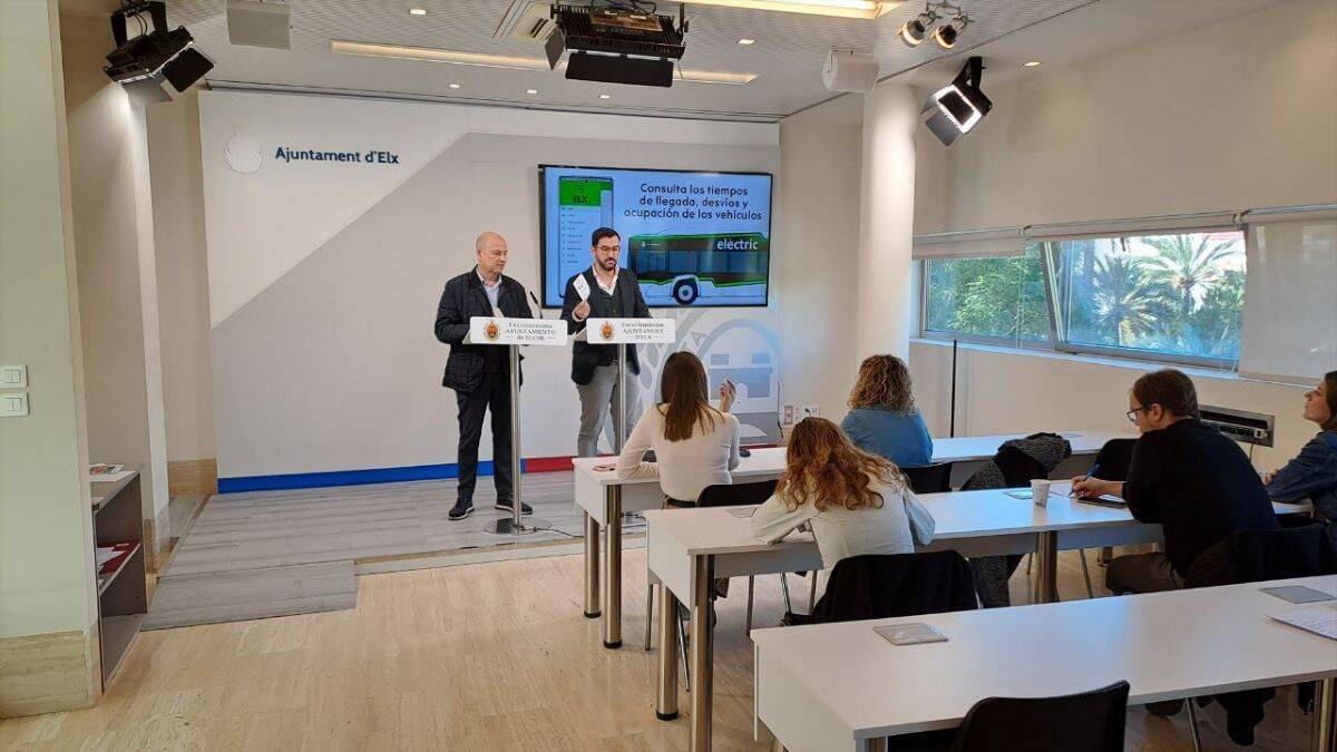 Claudio Guilabert, edil de movilidad (drcha.) y Ángel Luis Andreu (izq.) gerente de Autobuses Urbanos de Elche.