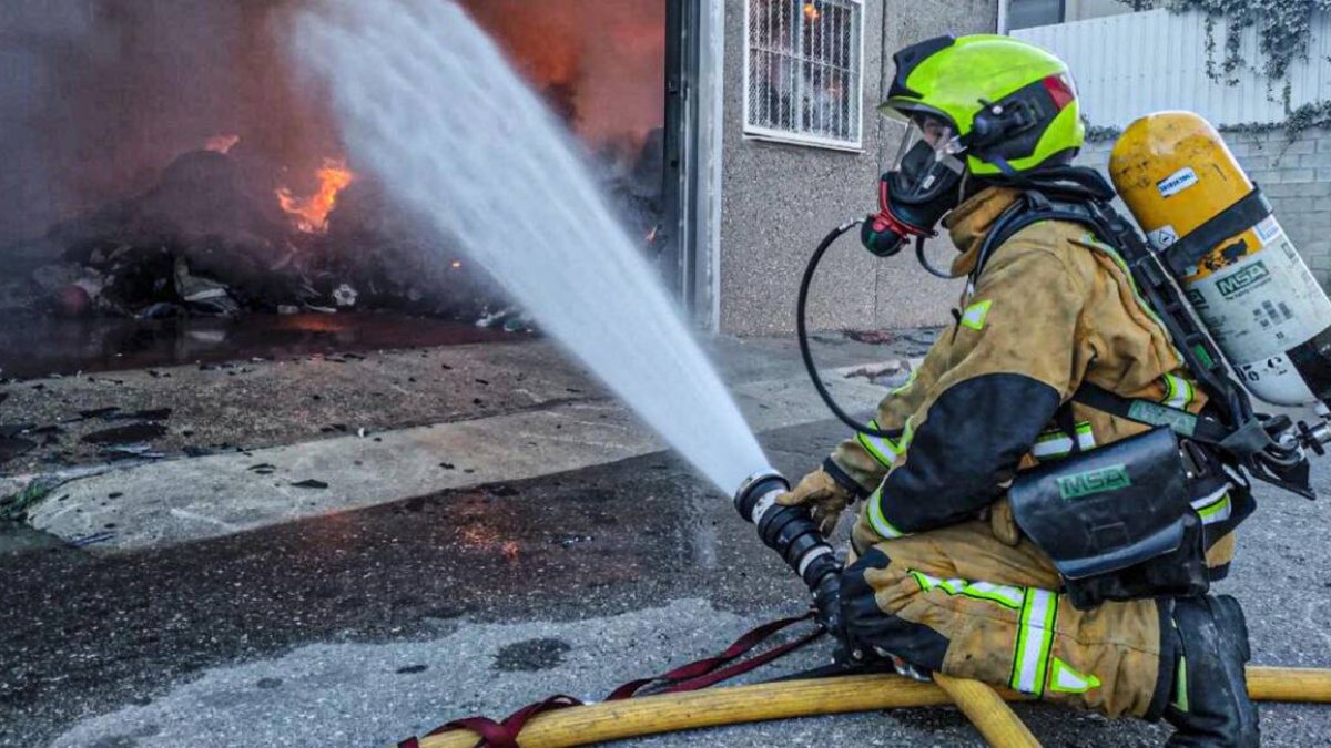 Bomberos trabajando en la extinción de un fuego
