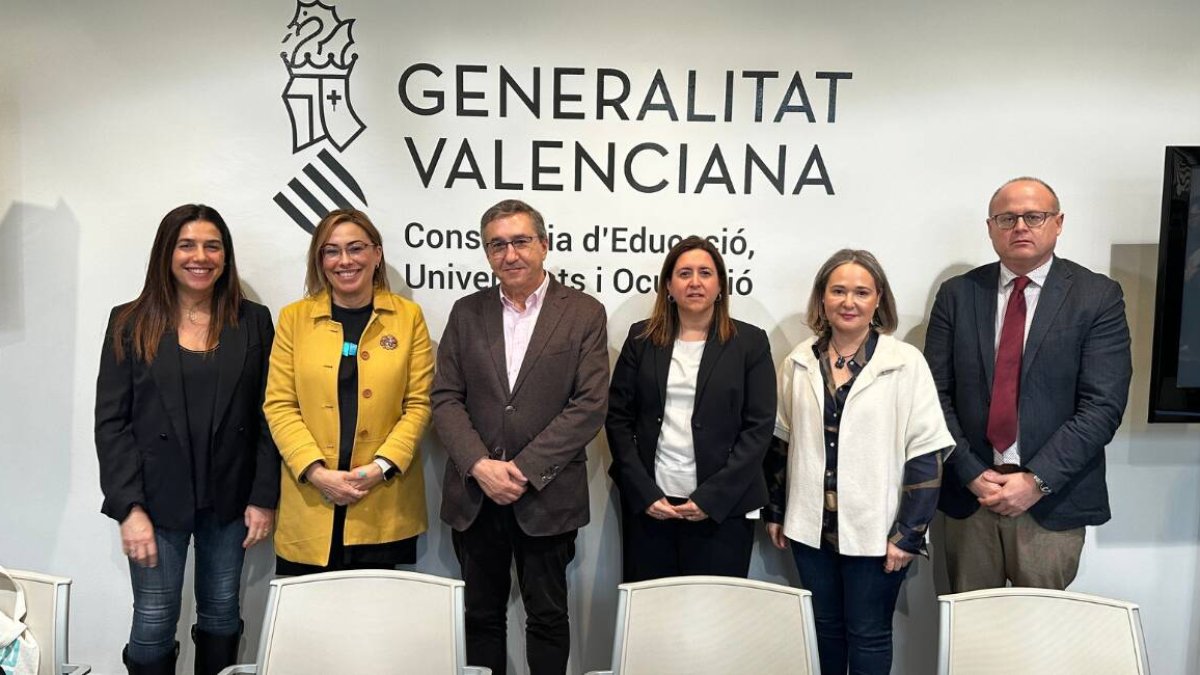 José Antonio Rovira junto a  junto a Concha Barceló, presidenta de Trenca-dis, asociación comprometida con la dislexia y otras DEA (Dificultades Específicas de Aprendizaje), la directora general de Innovación e Inclusión Educativa, Xaro Escrig, y el director general de Universidades, José Antonio Pérez.