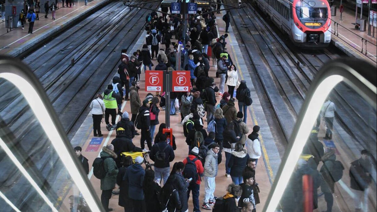 Personas esperando un tren en la estación de Atocha, el pasado mes de diciembre, en uno de los últimos cortes en Cercanías,