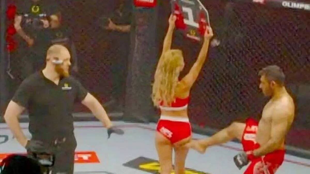 Ali Heibati, propinándole la patada en las nalgas a María, la ring-girl