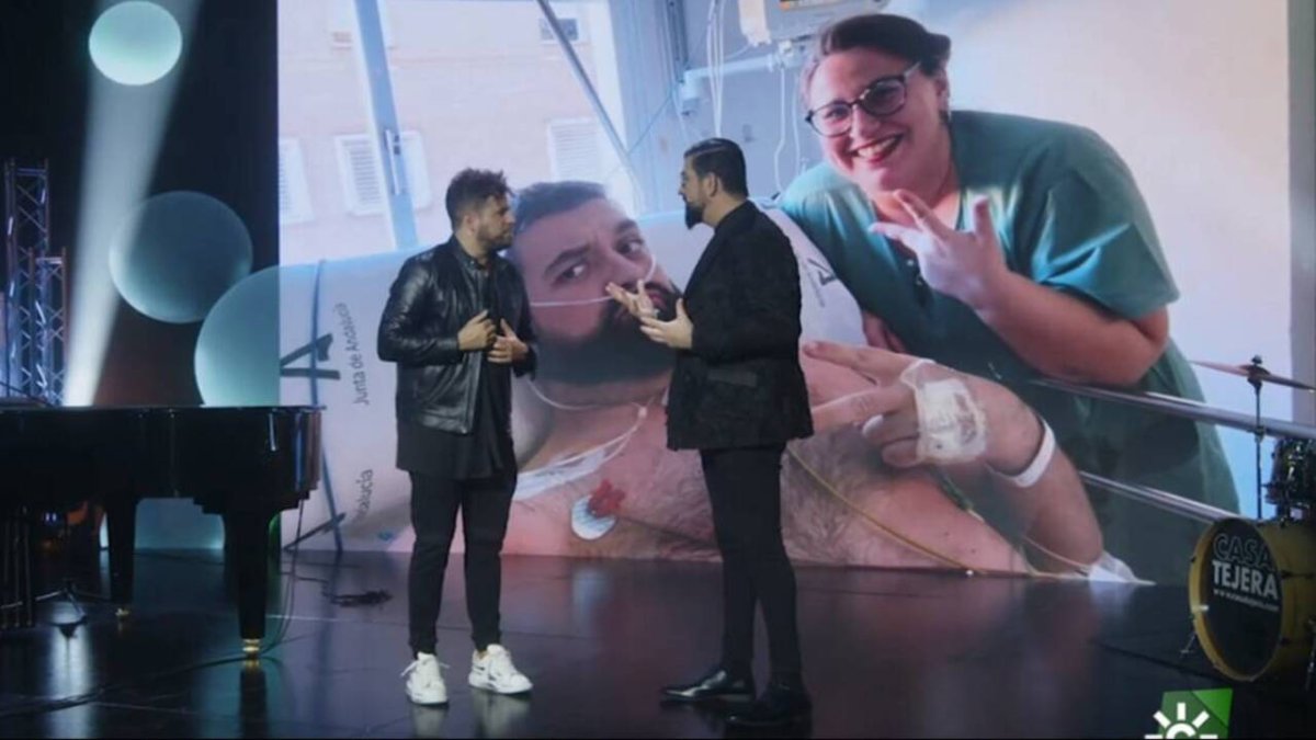 Manu Sánchez y Pablo López sorprenden a una sanitaria.