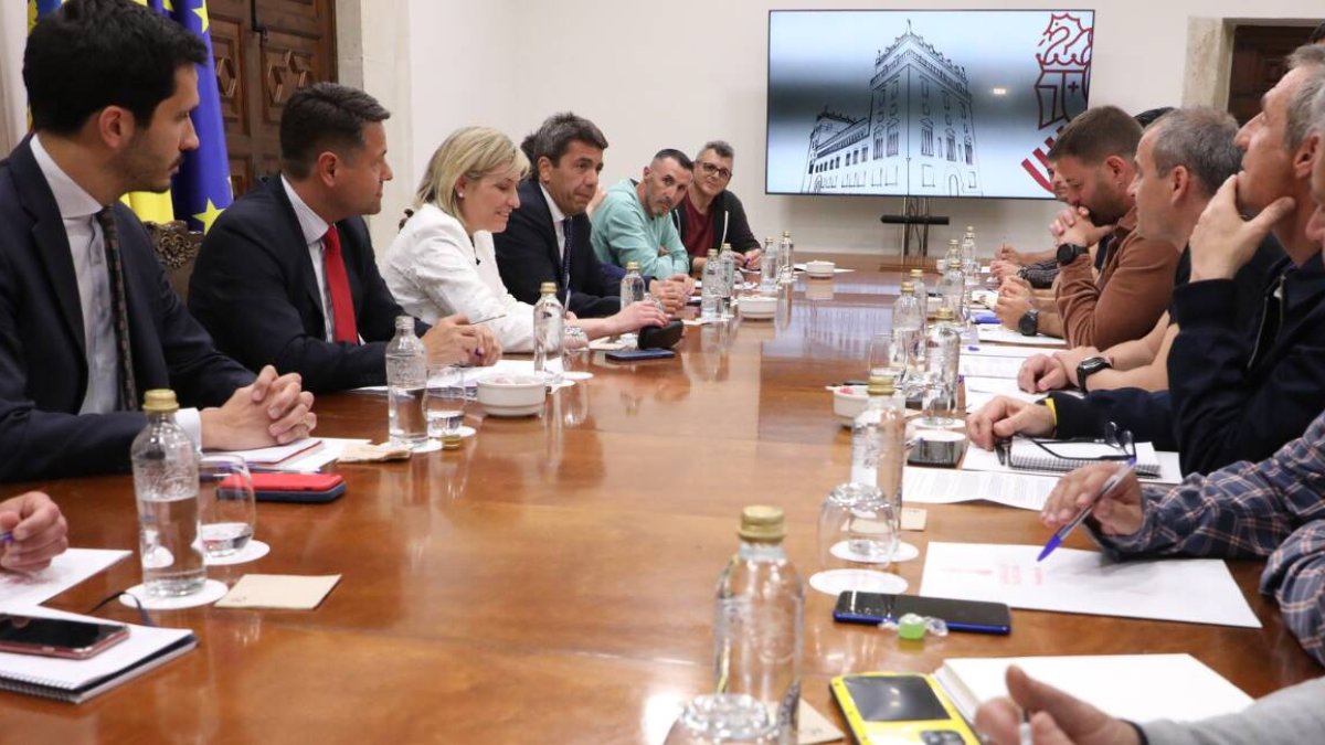 Reunión entre Carlos Mazón, president de la Generalitat, y Elisa Núñez, consellera de Interior, con los sindicatos y representantes de bomberos forestales en la Comunitat.