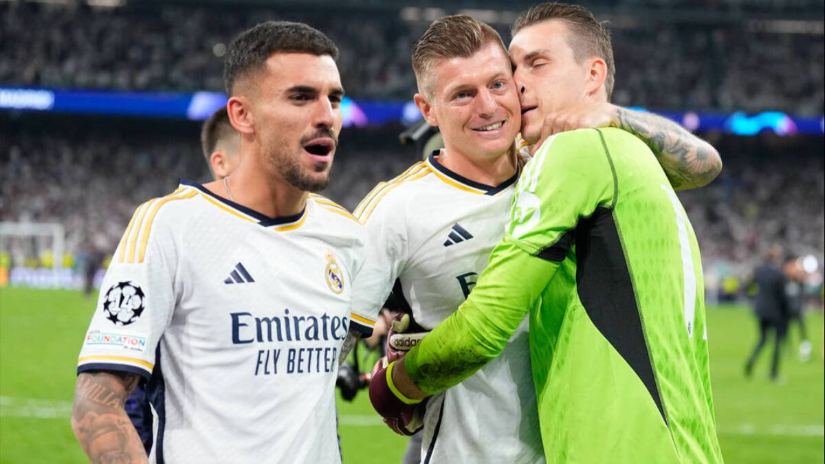 Toni Kroos abraza a Lunin tras eliminar al Bayern de Múnich en la Champions y clasificarse para la final de Wembley.