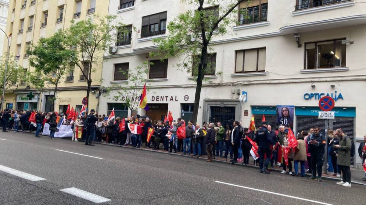 La sede socialista en Ferraz recibe a los primeros manifestantes Pro Sánchez