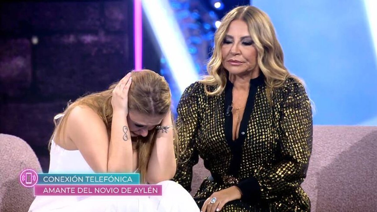 Cristina Tárrega observa la reacción de su invitada, en