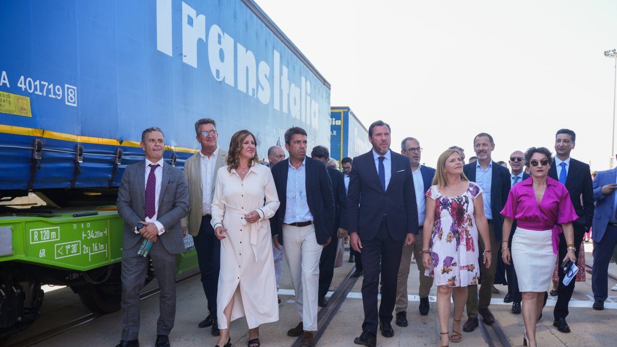 El ministro Puente con el presidente Mazón, la alcaldesa Catalá, la delegada del Gobierno, Pilar y la responsable de la Autoridad Portuaria, Mar Chao