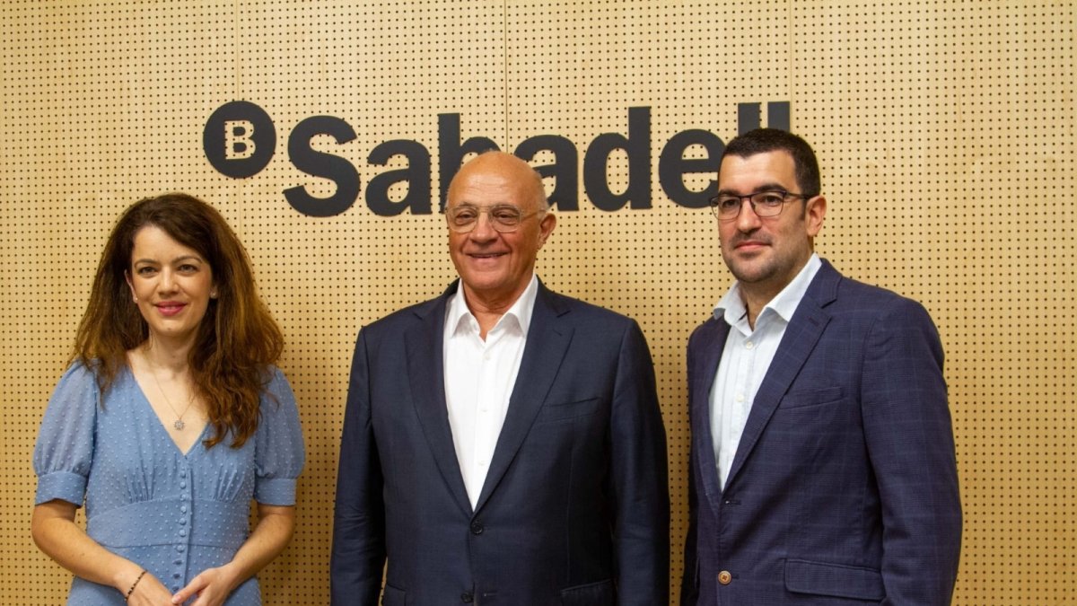 Elvan Böke, el presidente de Banco Sabadell, Josep Oliu, y el ganador del VIII Premio Fundación Banco Sabadell a las Ciencias y a la Ingeniería, Manuel Delgado