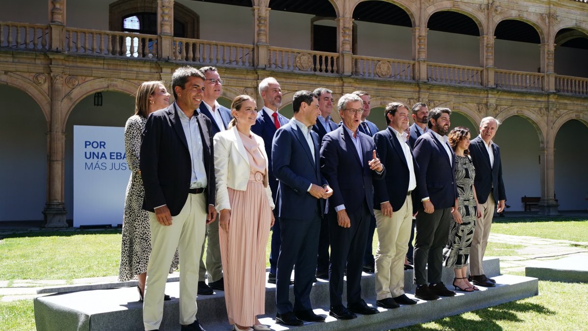 Varios de los presidentes y presidentas autonómicos del PP junto a Feijóo en un acto del partido.