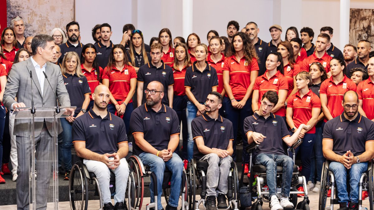 El presidente del Gobierno, Pedro Sánchez,con participantes en los Juegos Olímpicos y Paralímpicos de París 2024