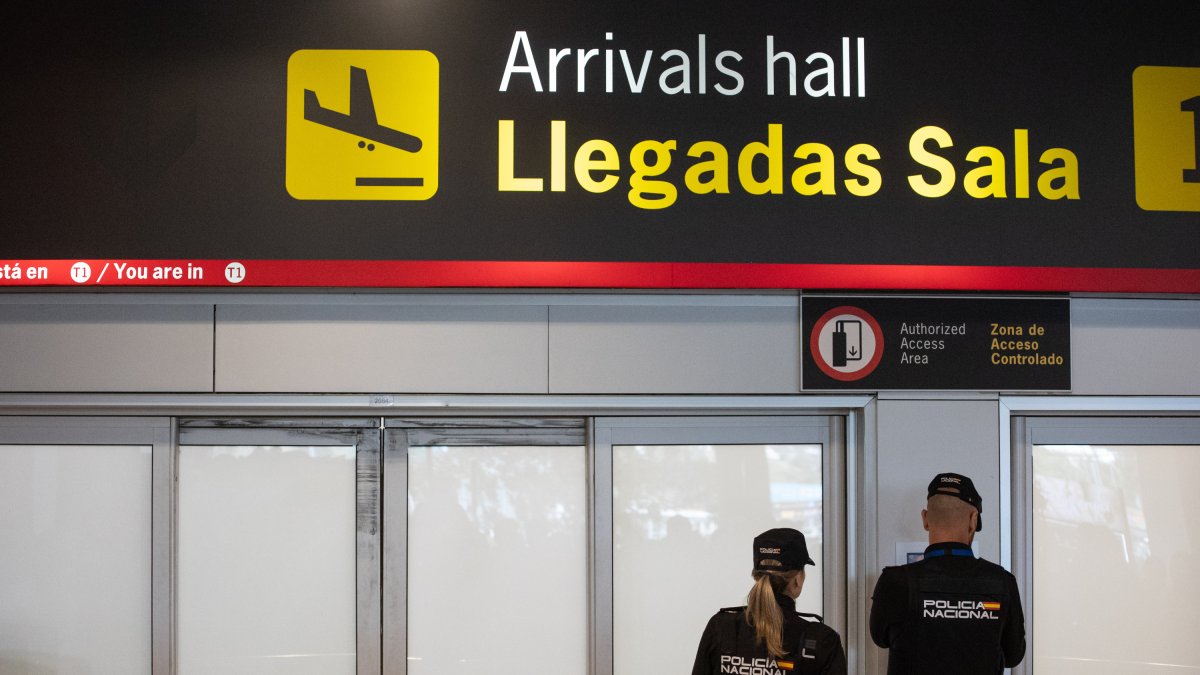 Dos agentes de la Policía Nacional en la puerta de llegadas de la terminal T1 del Aeropuerto Adolfo Suárez Madrid Barajas.