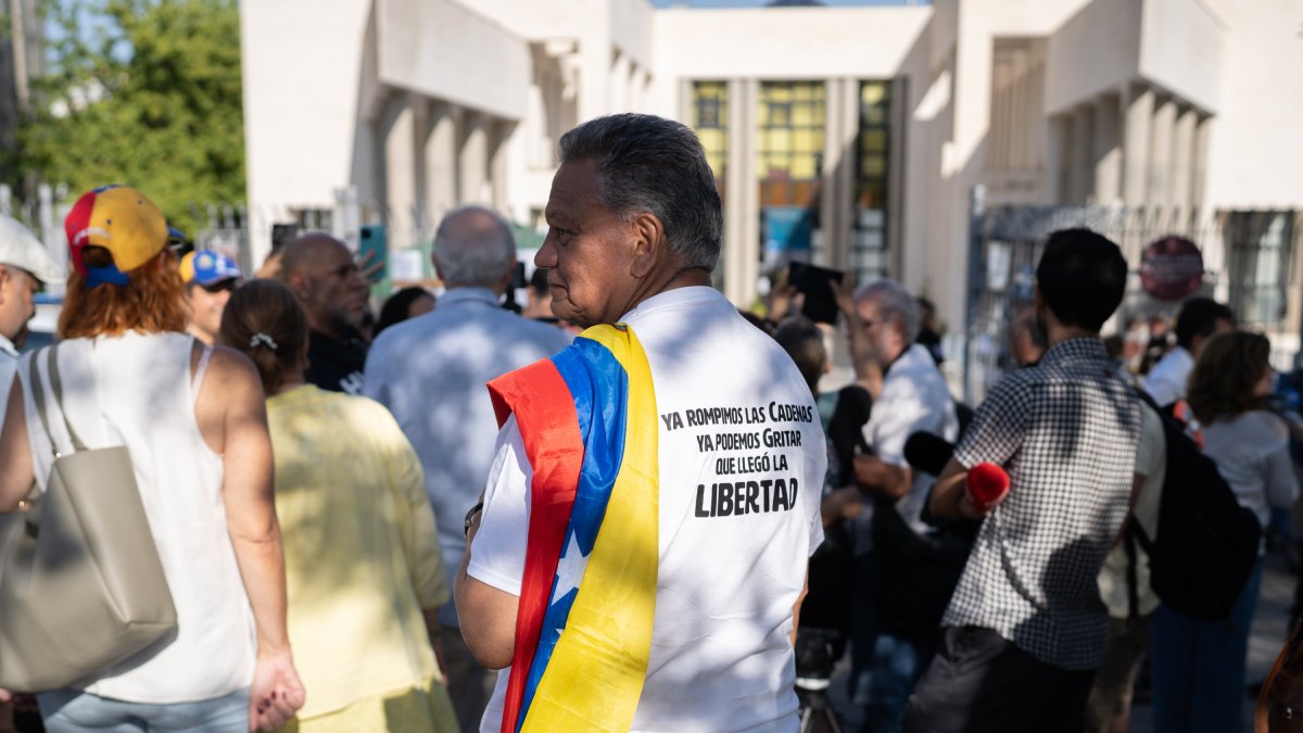 Los venezolanos madrileños votan en el Centro Fernando de los Ríos