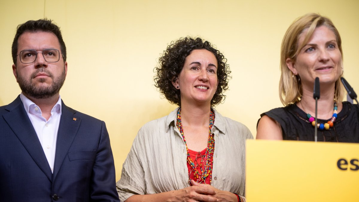 Altos cargos de ERC presentando el preacuerdo para avalar la investidura de Salvador Illa.